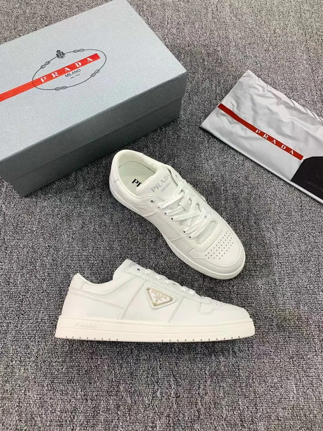 P380 Yuan 38-45 Prada Prada’s new men’s leather sports shoes, the highest version on the market, any comparison is welcome🆚! The original leather has excellent texture and is super high-end! Fetal sheep net lining imported from Italy, removable pad! Luxurious materials and fine workmanship, highly recommended!
